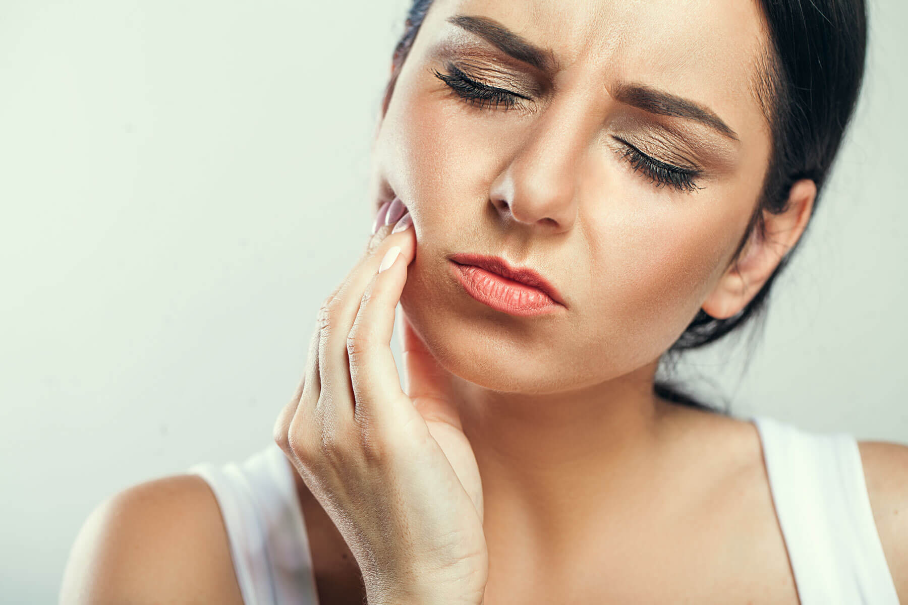 What are the remedies for toothaches and sinus pain?